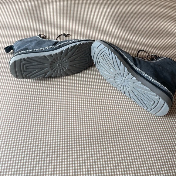 UGG-Harkley Grey Suede Lace-Up Boots. Mens size 14 - Picture 7 of 16